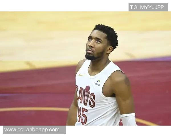 米切尔意外受伤被搀扶离场队内得分王身份岌岌可危