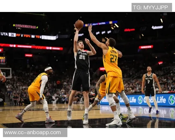 马卢阿奇精彩顺下空接暴扣成功打入本场首分展现出色表现