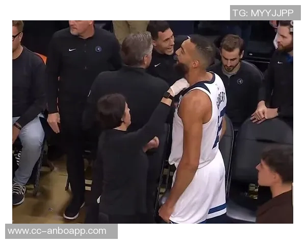 戈贝尔恶意肘击马威被判二级犯规直接驱逐出场引发热议 戈贝尔恶意肘击马威被判二级犯规直接驱逐出场引发热议